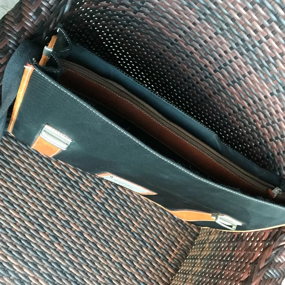 Smith & Wesson briefcase, vintage, 18”x13.5” (5” maximum bottom extension)
